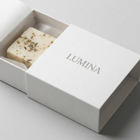 Boîte d'expédition en papier kraft écologique et recyclable, personnalisée avec impression quadricolore et gaufrage, pour cadeaux de savons artisanaux biologiques
