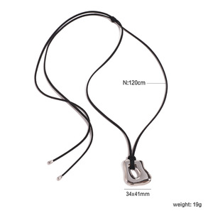 Collier avec pendentif irrégulier en acier inoxydable, cordon en cuir réglable, design géométrique pour femmes, bijoux à la mode - Product Image 4