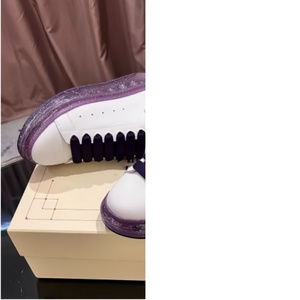 Sneakers en cuir blanc de luxe avec dentelle violette, chaussures décontractées à semelle épaisse avec coussin d'air pailleté violet pour hommes et femmes - Product Image 1
