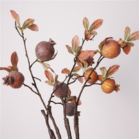 Arrangement floral artificiel style Wabi-sabi avec fleurs séchées, grenade et fruits séchés, centre de table en plastique