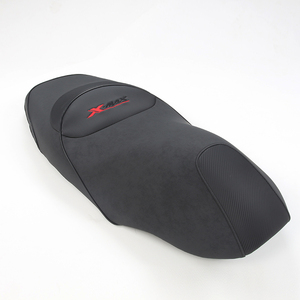 GANE Accessoires de moto personnalisés Remplace la housse de coussin de siège en cuir de fibre de carbone d'origine, adaptée à Yamaha XMAX - Product Image 1