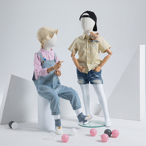 Mannequin pour enfants assis en <span class=keywords><strong>fibre</strong></span> <span class=keywords><strong>de</strong></span> <span class=keywords><strong>verre</strong></span> blanc, bras réglable en bois, mannequin debout entièrement pour enfants pour l'affichage des vêtements - Product Image 1