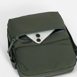 Sac bandoulière décontracté classique et tendance pour homme, personnalisable en petites séries avec logo urgent, en nylon imperméable - Product Image 5