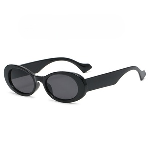 Gafas de Sol Unisex de Moda en Oferta, Protección UV400, Lentes con Logotipo Personalizado, Monturas Ovaladas de PC, Diseño Metálico Ancho, Estilo Vantage, para Playa y Fiestas - Product Image 2