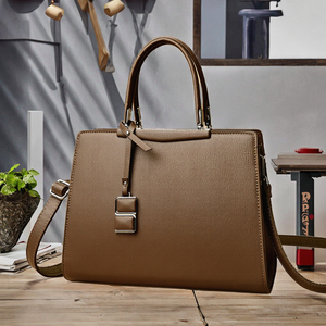 Sac fourre-tout en cuir pour femmes de haute qualité sac à bandoulière classique simple et moderne avec décoration de chaîne pour l'été - Product Image 3