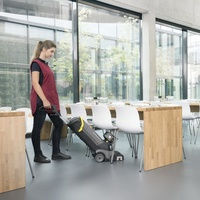 Nettoyeur-sécheur de sols portatif compact à pousser à la main Karcher BR 30/4 C Bp, aspirateur, machine de nettoyage pour bureau