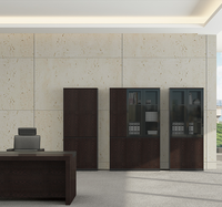 Meuble de rangement modulaire à profil bas pour bureau, bibliothèque avec portes en verre trempé et étagères ouvertes pour espace de travail commercial