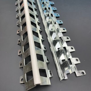 Profilé d'<span class=keywords><strong>angle</strong></span> en <span class=keywords><strong>PVC</strong></span> à perforations pré-établies toutes les 2 cm, avec <span class=keywords><strong>angle</strong></span> en métal robuste, directement de l'usine - Product Image 3