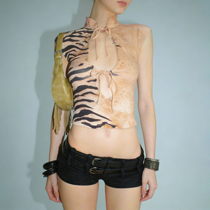 Camiseta de punto transpirable con estampado animal y corte ajustado para mujer, estilo urbano, con aberturas y lazo, ideal para salir en verano. - Product Image 3