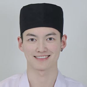 La parte superior de la gorra está bien ventilada y el ajuste con velcro en la parte posterior permite que se adapte a la mayoría de los tamaños de cabeza. - Product Image 1