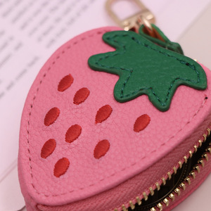 Porte-monnaie fraise en cuir PU durable avec chaîne, mini porte-clés brodé motif fruit mignon, tendance et très vendu - Product Image 3