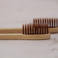 Vente en gros de brosses à dents en bambou manuelles à poils doux multicolores avec logo personnalisé, poils en nylon doux