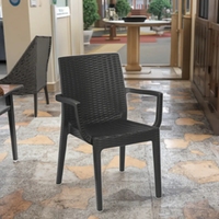 Chaise de salle à manger en plastique PP de style nordique Corde tissée à haut dossier Conception minimaliste empilable pour une utilisation en plein air dans un hôtel Caractéristiques Refroidissement