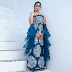 Elegante top corto peplum sin mangas con estampado azul, pantalón palazzo y dupatta de organza con perlas, adornos cut-dana y trabajo de espejo. - Product Image 1