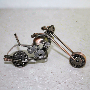 Modelo de Motocicleta Chopper de Metal Vintage Hecho a Mano |   Escultura de Bicicleta de Hierro Reciclado Industrial para Decoración de Mesa y Regalos B2B - Product Image 1
