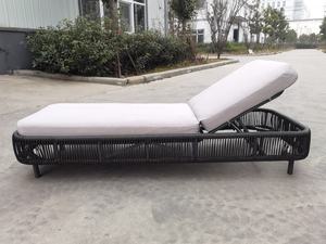 Tumbona Moderna de Ratán con Cojín de Espuma Viscoelástica, Respaldo Ajustable, Muebles de Patio para Exteriores, Diseño Contemporáneo, Patas Cónicas - Product Image 5
