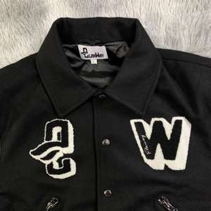 DENIMGUYS مخصص منشفة تطريز الشنيل جاكيتات رجالية أكمام جلدية بيسبول ليترمان جاكيتات اسكواش - Product Image 6