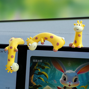 Décoration de voiture en résine Ruijie, girafe de dessin animé, ornement d'écran de tableau de bord, jouet en peluche mignon pour la décoration intérieure de voiture - Product Image 1