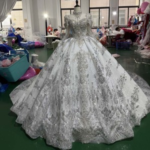 Robe de bal vintage Mc058 argentée et blanche avec appliques en cristal, franges perlées aux épaules, col bateau, traîne chapelle intégrée - Product Image 1