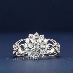 Bague tendance en or avec cristaux, bande audacieuse en or blanc 14 carats avec détails de petits diamants, bijoux de fiançailles à la mode pour femmes - Product Image 1