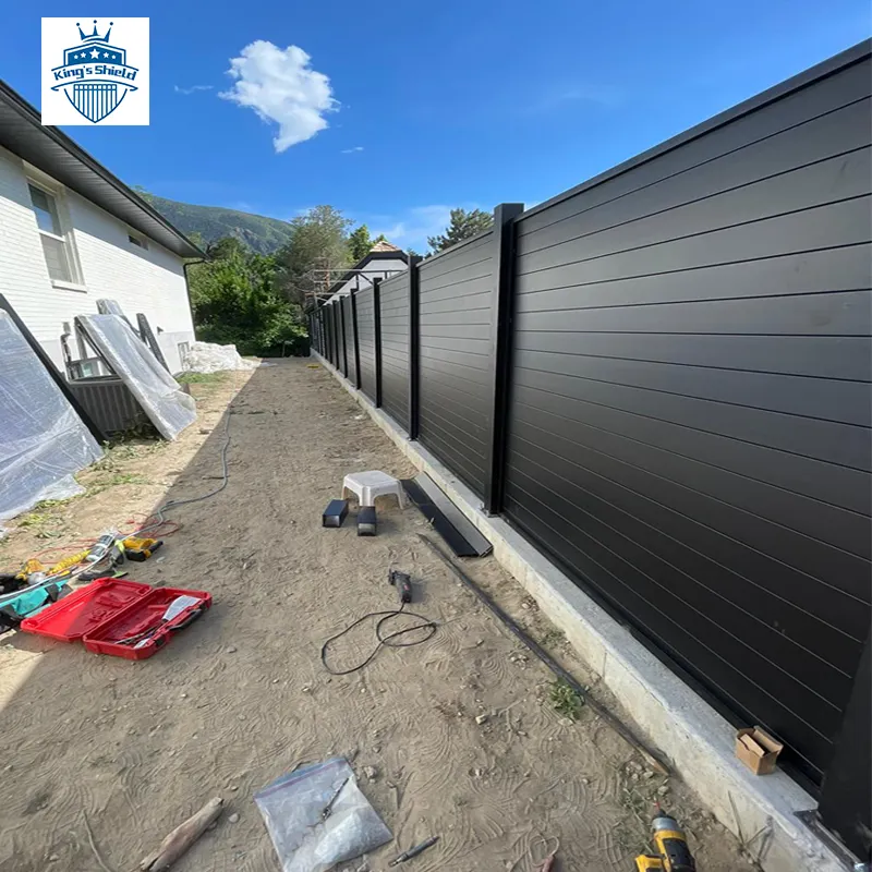 Venta al por mayor barato al aire libre decorativo privacidad valla de aluminio metal listón horizontal valla de jardín ideas patio casa valla paneles