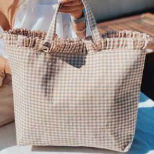 กระเป๋าถือผ้าฝ้ายลายตารางกันน้ำแบบมีระบาย สำหรับผู้หญิง ใช้ได้ทุกวัน พกพาสะดวก เหมาะสำหรับเดินทางไปเที่ยวทะเล ช้อปปิ้ง และใช้ซ้ำได้ - Product Image 4