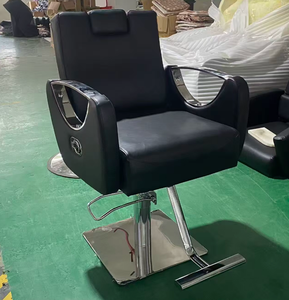 Poltrona da Parrucchiere Idraulica Pieghevole Nera di Lusso con Design Tradizionale in Pelle PU, Poggiapiedi Doppio Uso per Salone - Product Image 1
