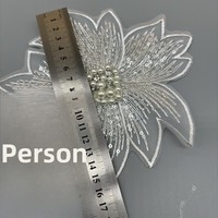 Patch en tissu à coudre avec dentelle florale noire et blanche, perles et broderie de sequins
