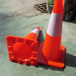 Cône de signalisation routière réfléchissant en PVC de 700 mm de haut avec anneau pour la sécurité routière – Produit essentiel d'avertissement pour la sécurité des voies publiques - Product Image 6