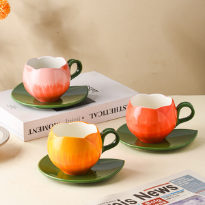 Tasse à café et soucoupe en céramique vintage peintes à la main sous glaçure, motif tulipe, vaisselle esthétique mignonne pour le thé de l'après-midi au bureau - Product Image 4