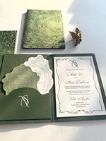Ensemble d'invitations classiques en velours vert, avec carte d'insertion ornée à bord festonné et gaufrée, vert olive, style régale du monde ancien pour mariage