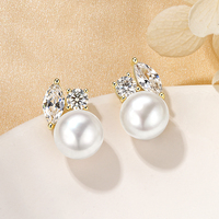 Boucles d'oreilles clous simples et quotidiennes à double pierre, personnalisées, avec moissanite ronde de 4 mm et perle d'eau douce en forme de pain de 8,5-9 mm