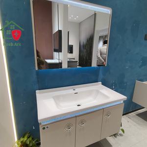 Mueble de Baño Moderno de MDF Blanco, Gabinete de Tres Puertas, Acabado en Laca Inteligente, Lavabo de Cerámica, Barra de Luz Azul - Product Image 5