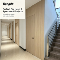 Porte intérieure invisible en aluminium et bois, sans cadre, intégrée au mur, grain de bois personnalisé pour hôtel, appartement, projet