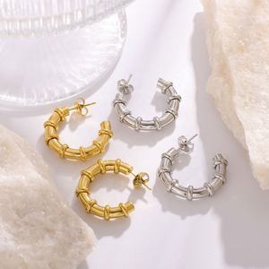 Boucles d'oreilles tendance en acier inoxydable plaqué or 18 carats avec pierre naturelle vintage pour femme, non décolorantes, creuses en forme de C, polyvalentes et géométriques - Product Image 3