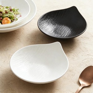 Service de table en céramique sur mesure, fabriqué à la main avec effet sous glaçure, bol à salade en porcelaine pour une expérience culinaire unique - Product Image 3