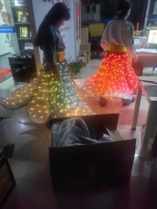 กระโปรงดอกไม้ LED เรืองแสงสุดวิเศษออกแบบได้ตามต้องการชุดการแสดงส่วนตัวสำหรับขบวนพาเหรดคอสเพล<span class=keywords><strong>ย์</strong></span>ชุดนางฟ้าดอกไม้ - Product Image 4