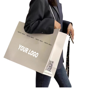 Sac en papier personnalisé de luxe pour bijoux, petit format, gris, noir, blanc, avec logo et couleur dorés - Product Image 5