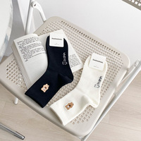 Nouvelles chaussettes en coton blanc pour femmes, absorbant la transpiration, mi-mollet, tendance, avec motif petit ours mignon