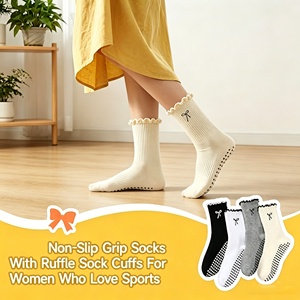 Chaussettes de Pilates pour femmes avec volants et broderie nœud, antidérapantes avec grip en silicone, pour le yoga et le sport - Product Image 1