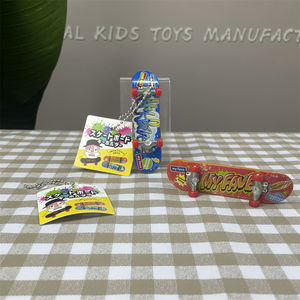 Logo de marque personnalisé coloré <span class=keywords><strong>Mini</strong></span> <span class=keywords><strong>Skate</strong></span> Boards porte-clés <span class=keywords><strong>jouet</strong></span> ensemble métal <span class=keywords><strong>doigt</strong></span> Skateboard porte-clés - Product Image 4