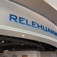 Enseigne lumineuse LED personnalisée OEM en acrylique 3D, lettres en relief rétroéclairées, signalétique extérieure pour magasin, enseigne électronique illuminée