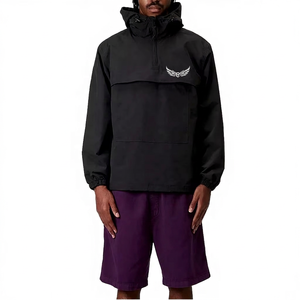 Veste streetwear à capuche noire pour homme avec logo brodé, coupe-vent en polyester et nylon, coupe classique - Product Image 1