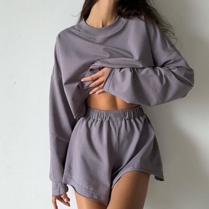 Ensemble de pyjama court en polyester tricoté anti-rides pour femme, manches longues, col rond, coupe ample, toutes saisons, logo brodé - Product Image 1