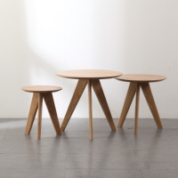 Tables d'appoint scandinaves Japandi en bois avec pieds trépieds, ensemble de 3 tables gigognes rondes pour salon - Vente en gros