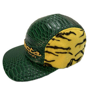 Casquette personnalisée à 5 panneaux non structurée, effet peau de crocodile, avec logo brodé intégral, style tigre rayé, <span class=keywords><strong>en</strong></span> cuir - Product Image 1