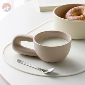 Tasses à café modernes en céramique créatives personnalisées <span class=keywords><strong>Tasse</strong></span> ronde à grand manche en <span class=keywords><strong>porcelaine</strong></span> de forme irrégulière avec logo personnalisé - Product Image 3