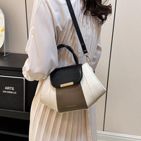 Sac à bandoulière Four Seasons avec logo personnalisé récent Sac à bandoulière de couleur assortie avec couverture design de niche produit en usine d'origine