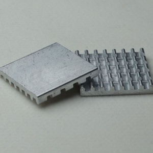 Dissipateur thermique en aluminium usiné CNC, refroidisseur en aluminium extrudé pour la dissipation thermique des appareils électroniques PCB - Product Image 1