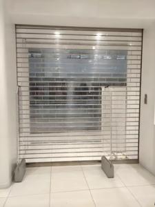 <span class=keywords><strong>Porte</strong></span> à enroulement transparente en <span class=keywords><strong>PVC</strong></span> de conception moderne OUTUS avec guide en aluminium pour <span class=keywords><strong>entrée</strong></span> de centre commercial - Product Image 2